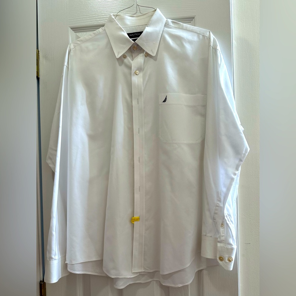 Gently worn Men’s White Náutica Classic Fit Long Sleeve Button Down Dress Shirt